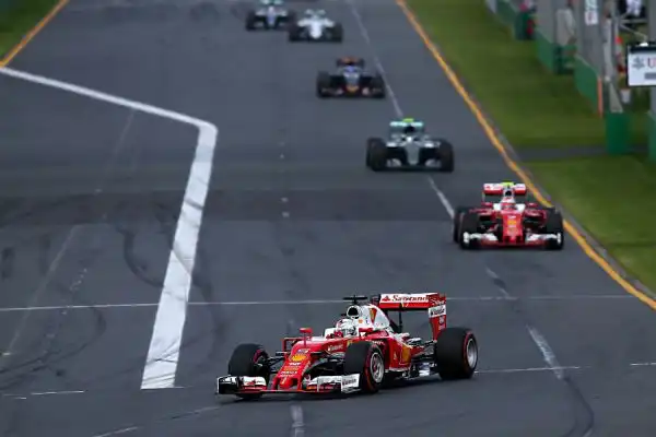 A Melborune le due Frecce d'argento chiudono al primo ed al secondo posto con Rosberg e Hamilton ma Vettel, terzo, è motlo vicino. Raikkonen costretto al ritiro. 