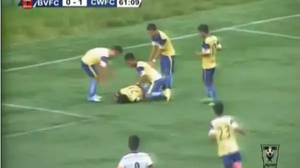 Assurdo dramma in India. Un giocatore di 23 anni è morto dopo aver riportato ferite alla schiena e al collo durante l'esultanza per un gol.