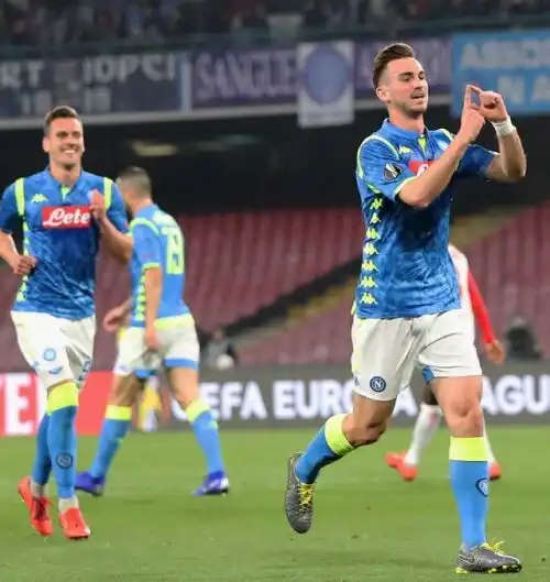 Il Napoli cala il tris e ha un piede ai quarti