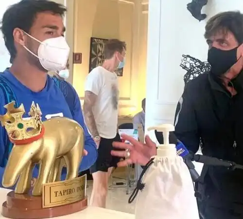 Fabio Fognini alza un trofeo: il Tapiro