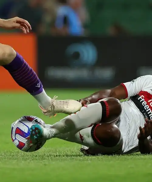 Fallo terribile, calciatore espulso dopo 2 minuti: foto