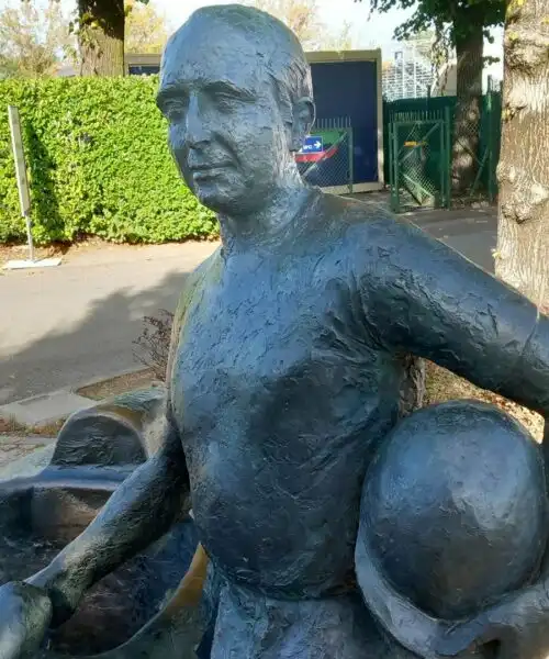 Juan Manuel Fangio, le foto della sua statua: un vero capolavoro