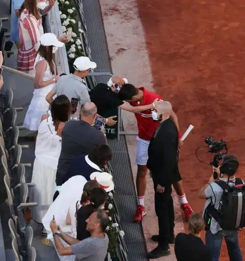 Fanno il giro del mondo le immagini del bel gesto di Djokovic