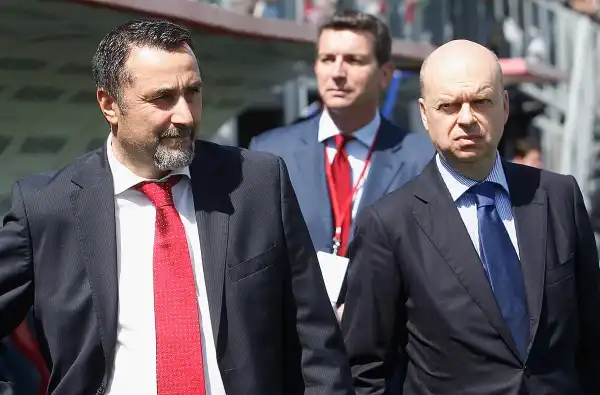 "Tra i peggiori ds nella storia del Milan e ha anche il coraggio di parlare" gli fa eco un altro
