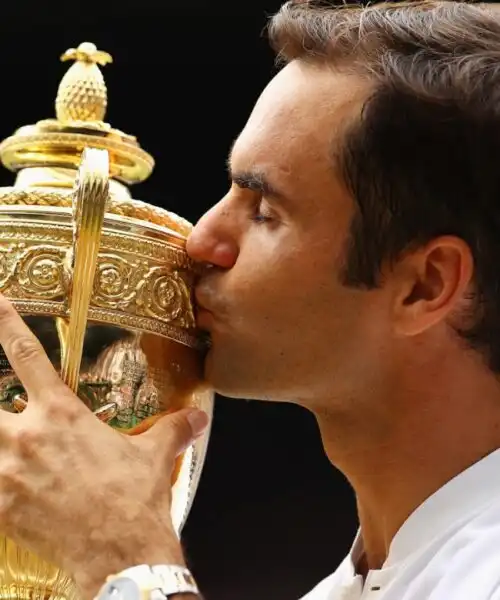 Roger Federer smette, Wimbledon omaggia la leggenda del tennis