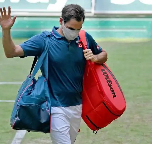 Roger Federer male anche sull’erba, allarme per Wimbledon