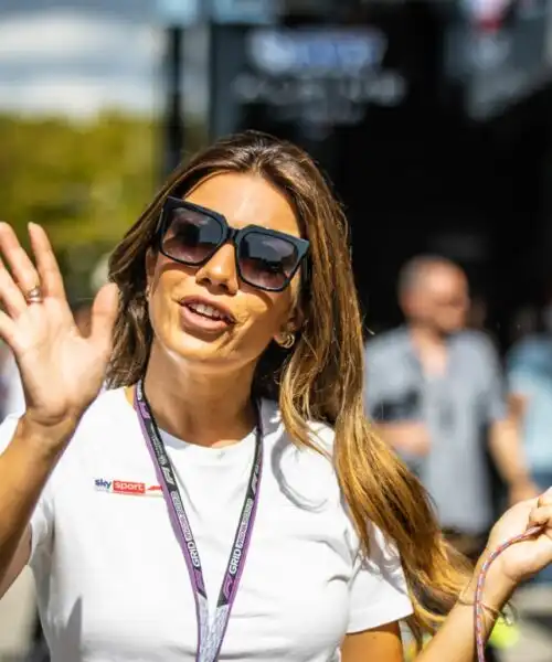 Federica Masolin incanta anche in t-shirt e occhiali da sole: le foto