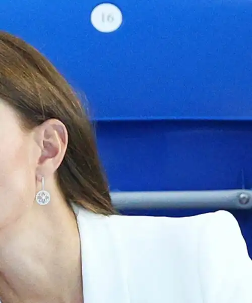Fermi tutti! La bellezza di Kate irrompe ai Giochi del Commonwealth: le foto