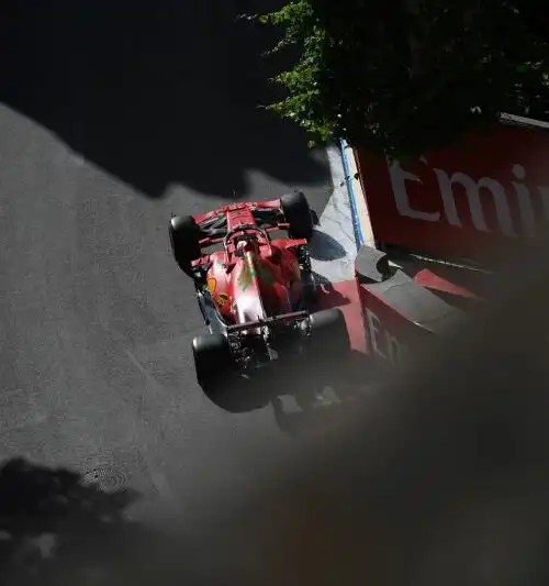 Ferrari, applausi a Leclerc: pole a Baku! Le foto