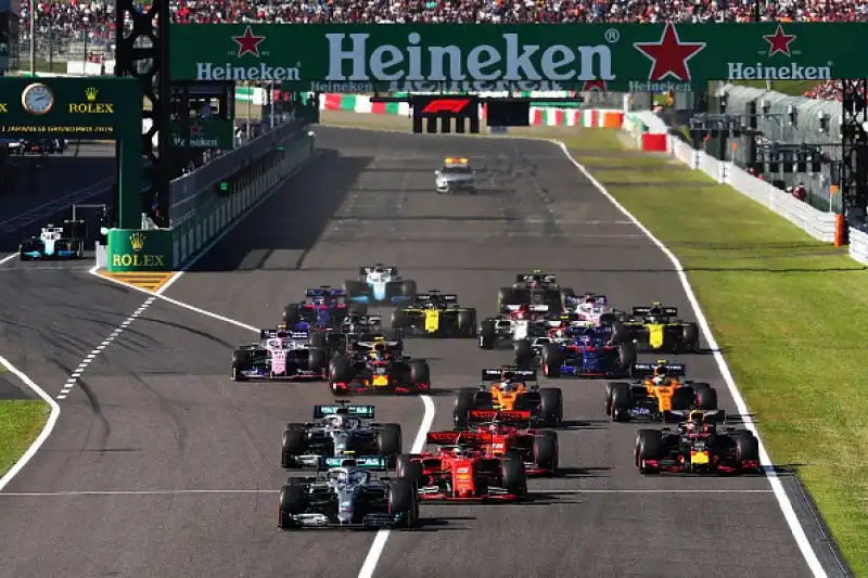 Le foto delle prime fasi del Gp, rivelatesi poi decisive per i piloti della 'Rossa'.