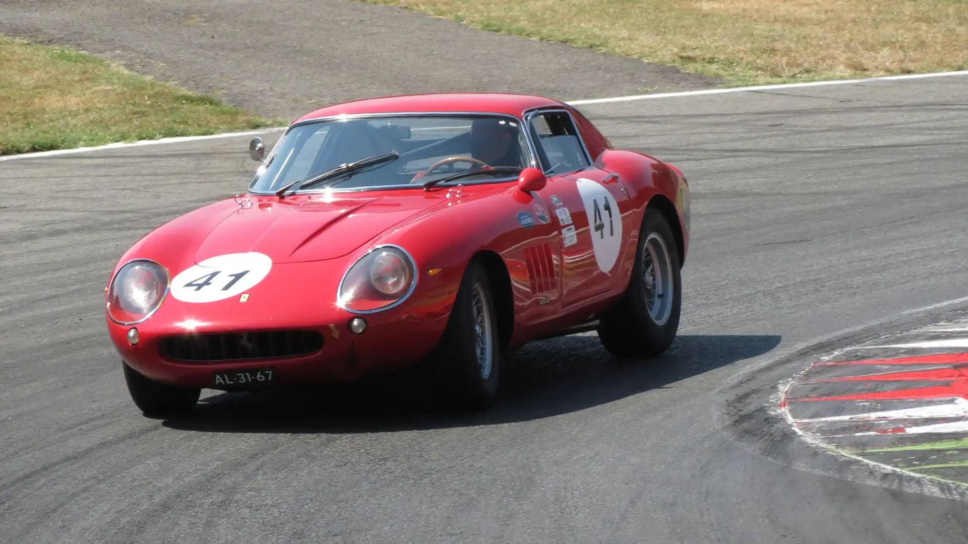 Il rosso, naturalmente, va sempre di moda quando si parla di Ferrari