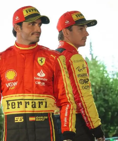 Norris deride le nuove tute della Ferrari: le immagini