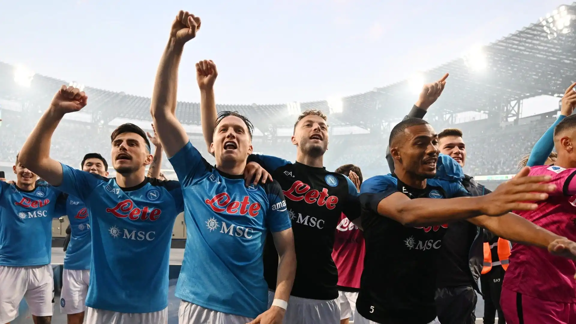 Festa infinita per il Napoli: le immagini
