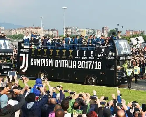 Juventus, parata trionfale tra la gente