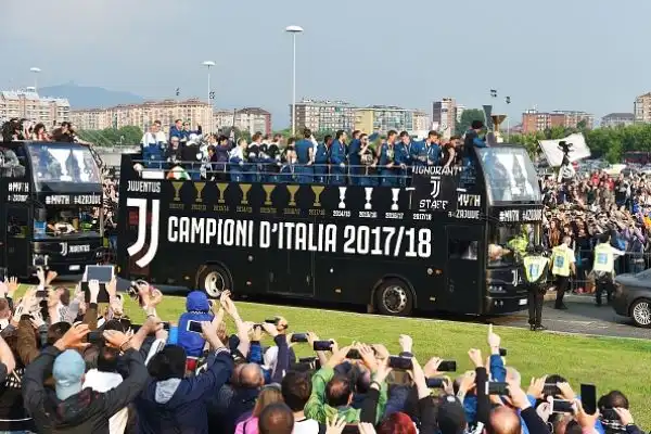 La Juventus ha festeggiato il suo settimo scudetto consecutivo sfilando per le strade di Torino, tra due ali di folla, con un pullman scoperto. Migliaia di persone hanno acclamato Buffon e compagni.