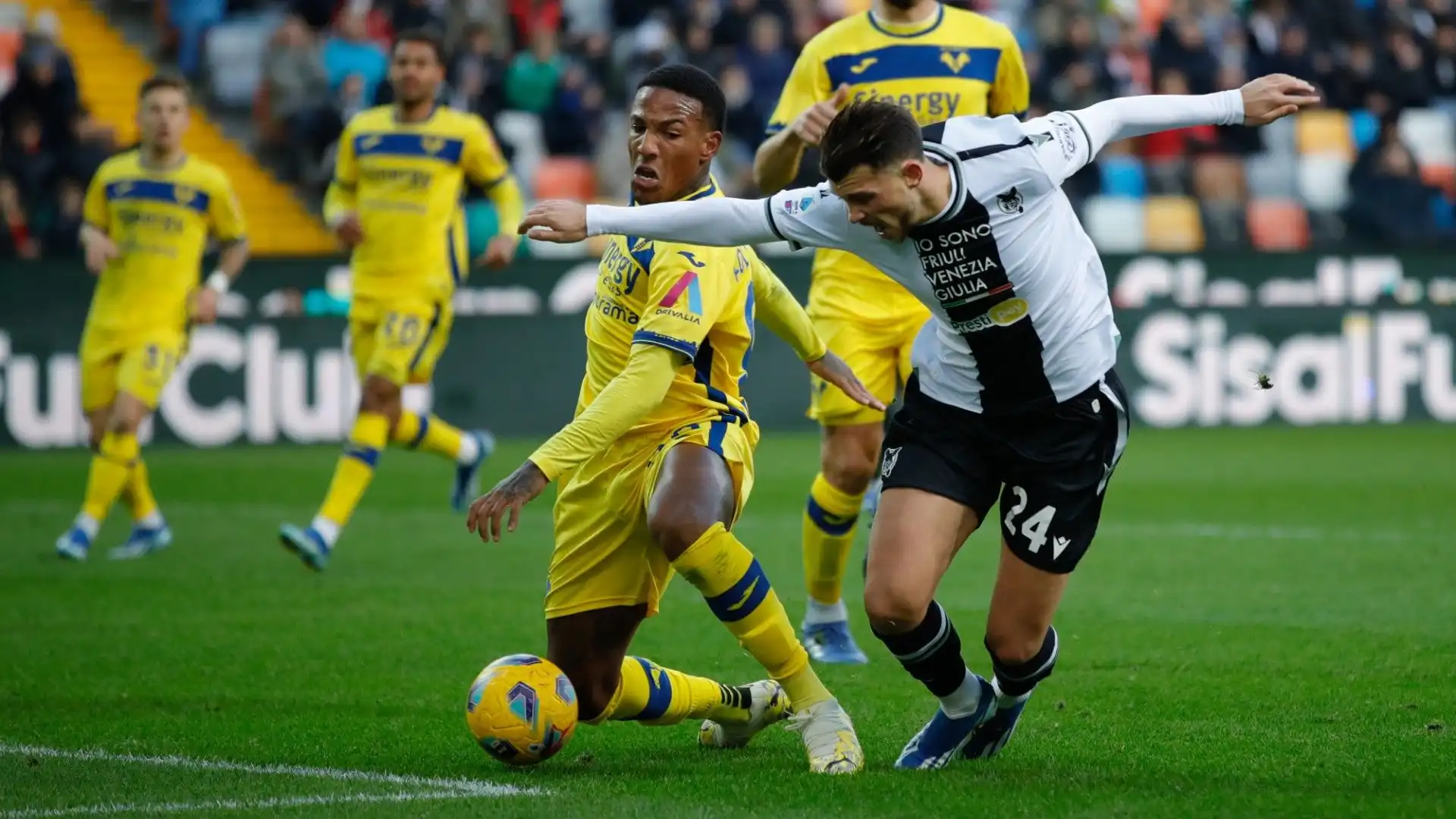 Festival del gol tra Udinese e Hellas Verona: immagini