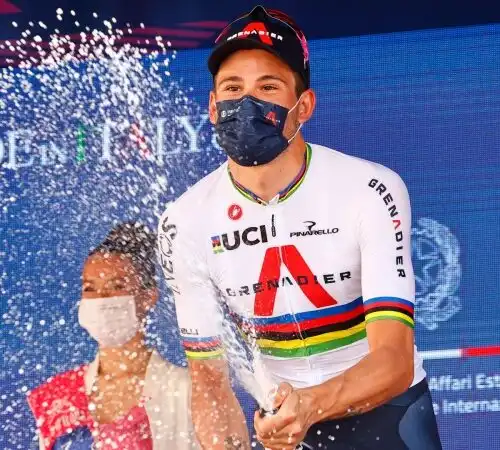 Giro d’Italia, Filippo Ganna ringrazia Egan Bernal