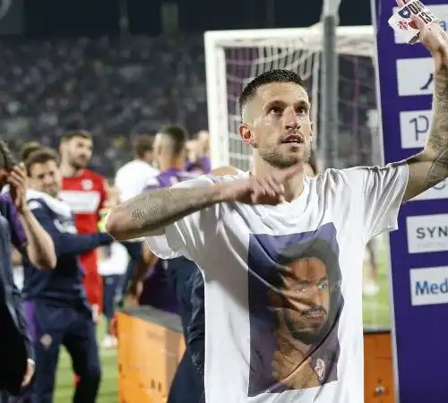 Fiorentina in Conference League, il commovente omaggio della squadra a Davide Astori. Le foto