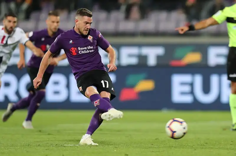Primo pareggio interno per la squadra di Pioli: il Cagliari strappa l'1-1 grazie al bomber dopo il rigore di Veretout.