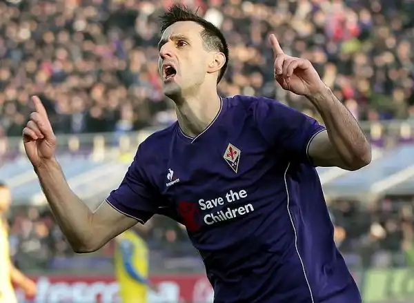 La squadra di Paulo Sousa mette al sicuro il risultato già nel primo tempo grazie ai gol di Kalinic e Ilicic. Nella ripresa i viola controllano senza affanno le velleità di rimonta dei veneti.
