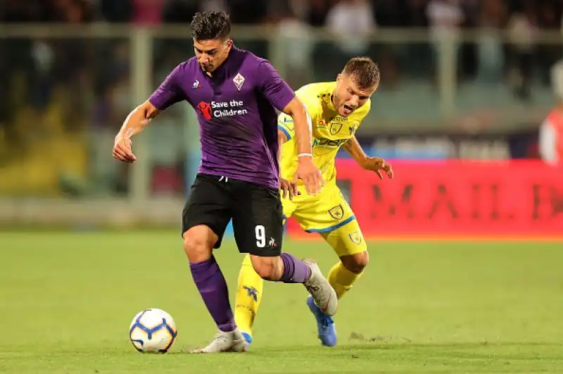 Debutto in campionato da sogno per i viola, che travolgono i veronesi, mai in partita: doppietta di Benassi, a segno anche Gerson, Chiesa e Simeone.