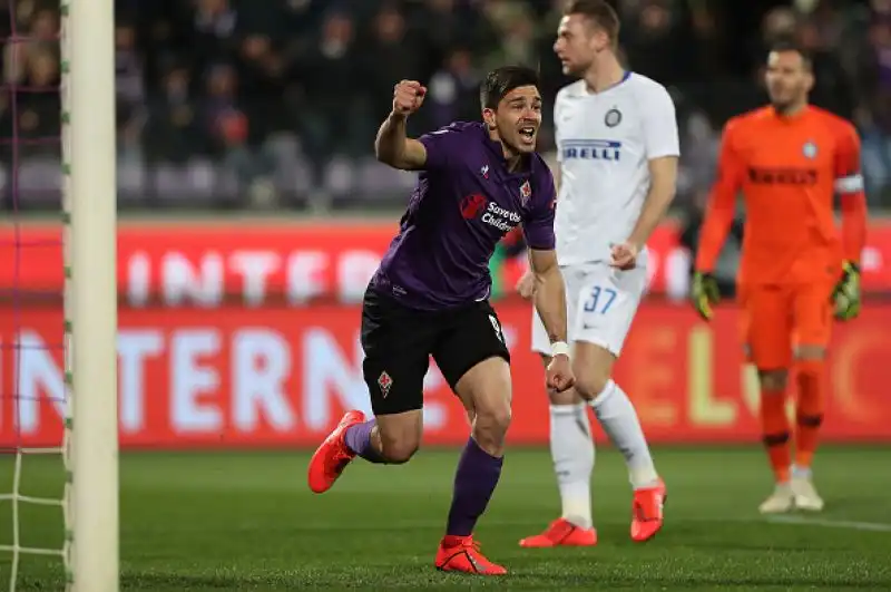Viola avanti per un autorete di De Vrij e raggiunti da Vecino, poi Politano e Perisic mandano in fuga l'Inter ma un capolavoro di Muriel e un rigore di Veretout nel recupero sanciscono il pareggio.