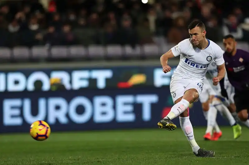 Viola avanti per un autorete di De Vrij e raggiunti da Vecino, poi Politano e Perisic mandano in fuga l'Inter ma un capolavoro di Muriel e un rigore di Veretout nel recupero sanciscono il pareggio.