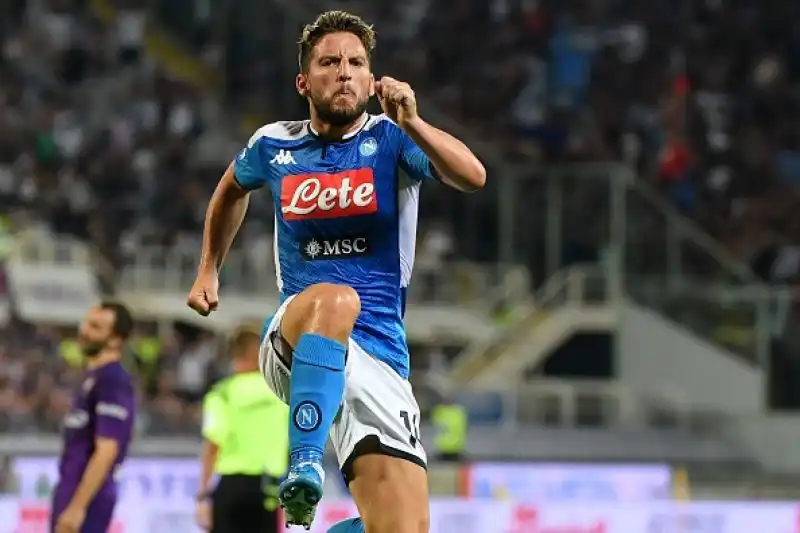 Il Napoli risponde alla Juventus e va a vincere una partita incredibile a Firenze: termina 4-3 per gli uomini di Carlo Ancelotti, con il pubblico viola che ha anche motivo di lamentarsi.