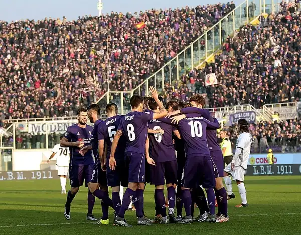 Netta vittoria della squadra di Paulo Sousa, che vola al secondo posto a 1 punto dall'Inter grazie ai gol di Kalinic, Ilicic e Rodriguez.
