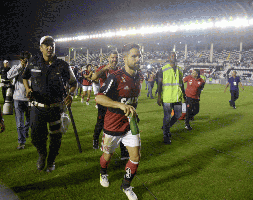 Un derby da incubo: morto un tifoso