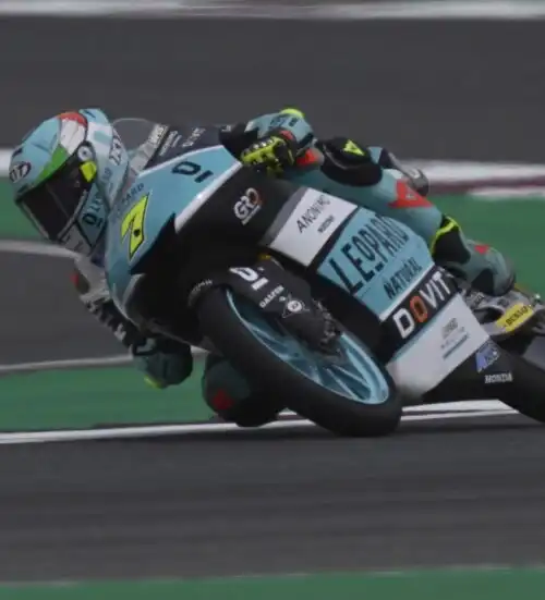 Dennis Foggia ritirato, Guevara trionfa in Moto3