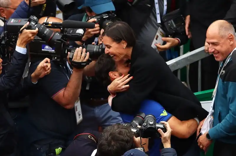 Baci e abbracci dopo il trionfo a Montecarlo: "La settimana più bella della mia vita".