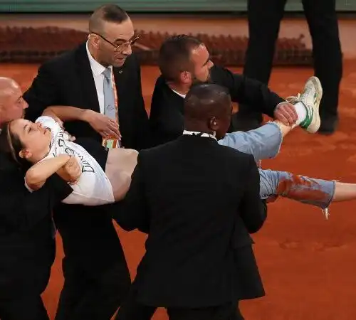 Folle invasione al Roland Garros: le sconcertanti foto