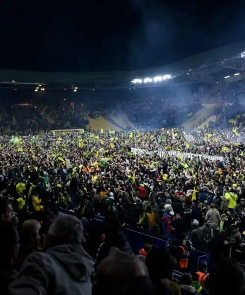 Folle invasione di campo dei tifosi: le foto