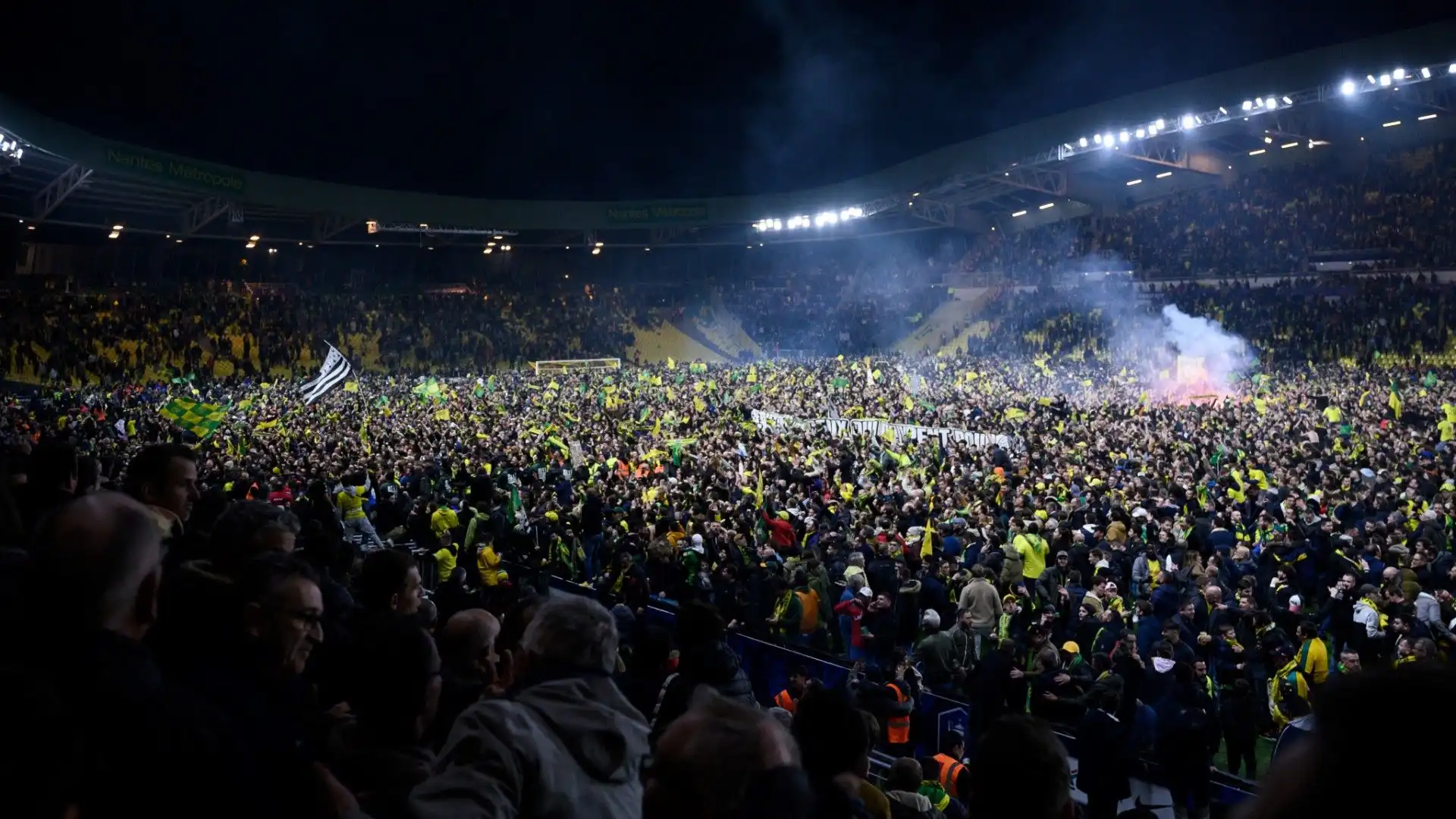 Folle invasione di campo dei tifosi: le foto
