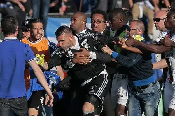 I tifosi della squadra di casa invadono il campo e attaccano i giocatori del Lione, sospeso il match