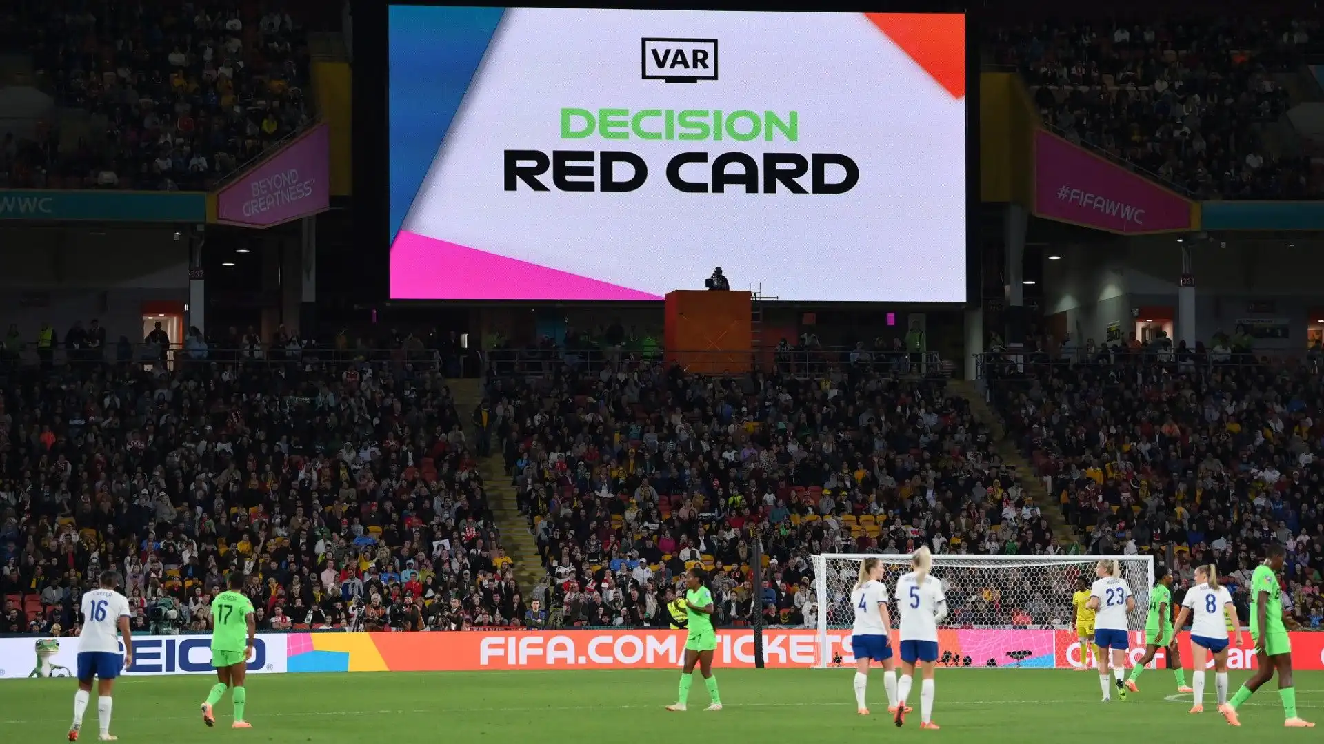 Follia in campo al Mondiale: le sconcertanti immagini
