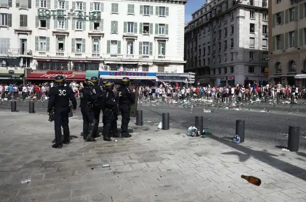 Violenti scontri tra hooligans inglesi, ultrà russi e francesi prima di Inghilterra-Russia. L'Uefa apre un'inchiesta, molto grave un tifoso.
