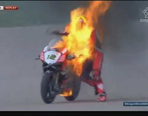 Paura Forés, la sua Ducati prende fuoco