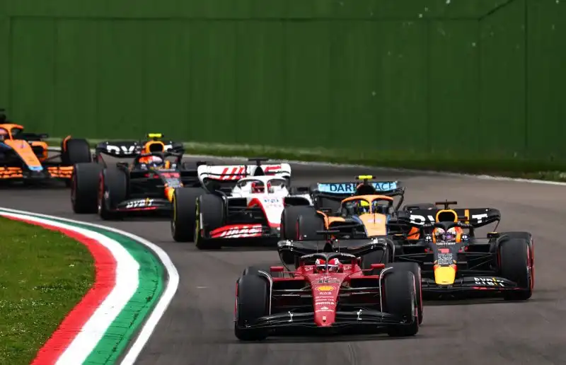 Successo importante per il campione del mondo con la Red Bull. Dietro di lui il ferrarista leader in campionato
