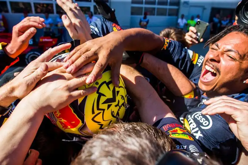 Max Verstappen ha vinto il Gran Premio d'Austria, finito tra le polemiche. Il pilota della Red Bull ha conquistato la prima vittoria stagionale al termine di una grande rimonta