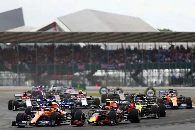 Lewis Hamilton padrone a casa sua. Il pilota della Mercedes ha trionfato nel Gran Premio di Gran Bretagna, centrando la settima vittoria stagionale e allungando ulteriormente in classifica generale. 