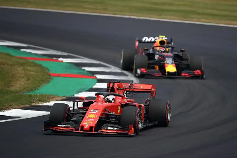 Lewis Hamilton padrone a casa sua. Il pilota della Mercedes ha trionfato nel Gran Premio di Gran Bretagna, centrando la settima vittoria stagionale e allungando ulteriormente in classifica generale. 