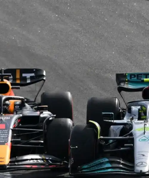 Lewis Hamilton celebra George Russell ma non Max Verstappen