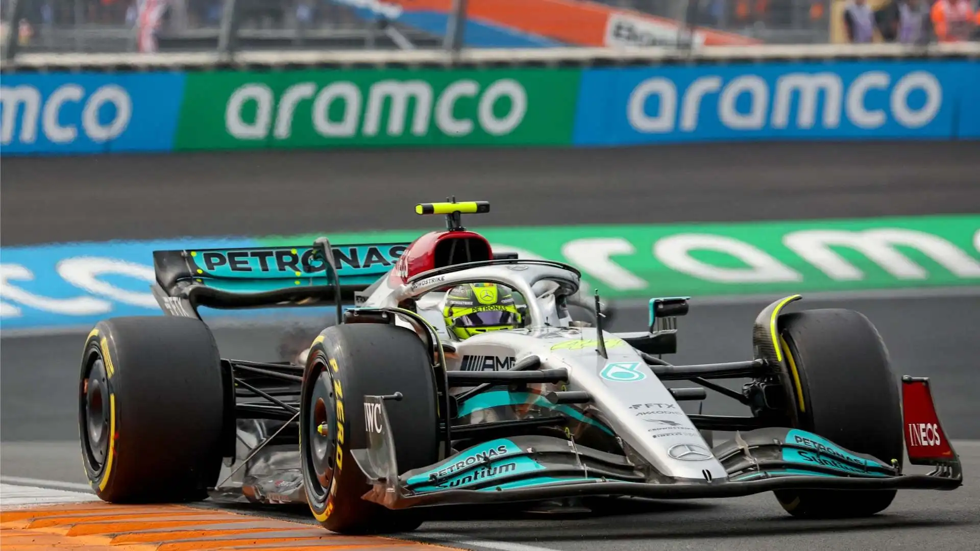Hamilton 7: annusa per un po' anche la vittoria, ma si deve accontentare del quarto posto. Danneggiato dalla safety-car