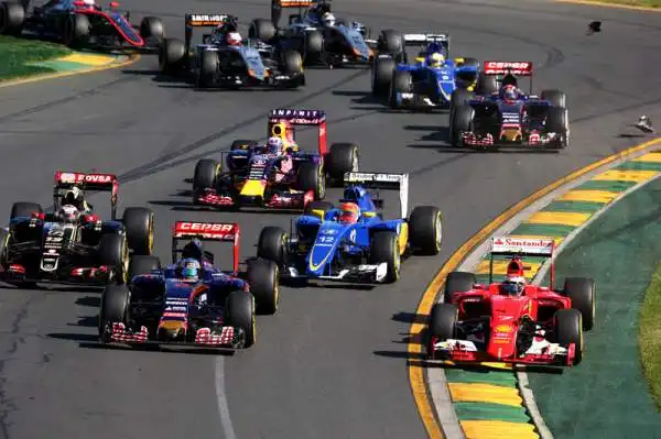 Dominio Hamilton, Vettel subito terzo. Il Gran Premio d'Australia sorride al campione del mondo e alla Mercedes (secondo Rosberg), ma la Ferrari è seconda forza.