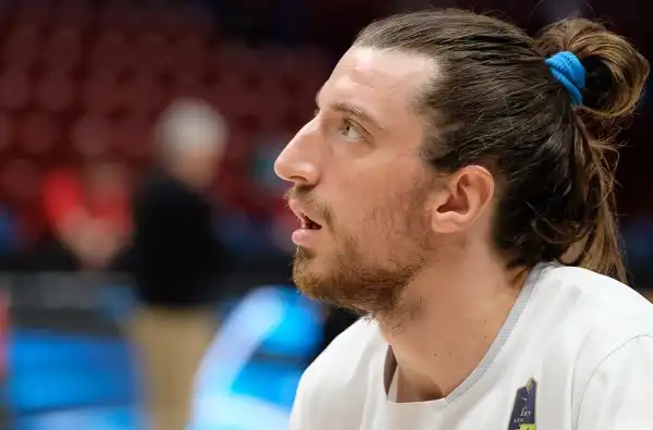 A 16" dalla fine il sorpasso di Trento con una tripla di Shields ma due liberi di Jerrels a 4" dalla sirena riportano avanti Milano. Allo scadere Sutton stoppato da Goudelock.