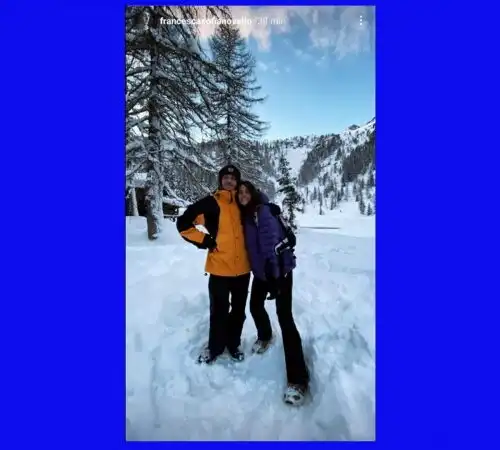 Valentino Rossi e Francesca Sofia Novello: risate sulla neve