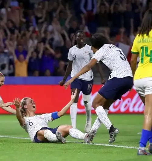 La Francia elimina il Brasile, Inghilterra ok ma Camerun furioso