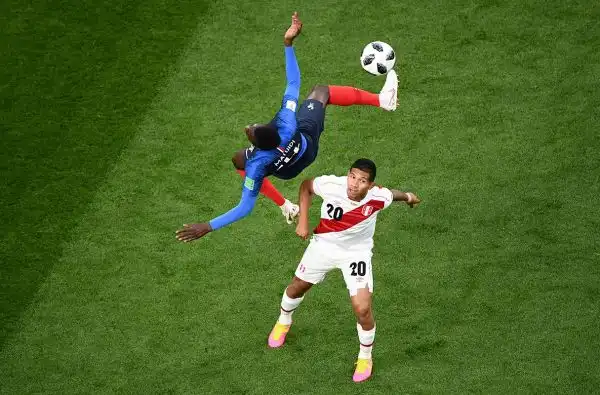 Con un gol della stella Kylian Mbappè i transalpini accedono agli ottavi di finale, eliminato il Perù di Ricardo Gareca.